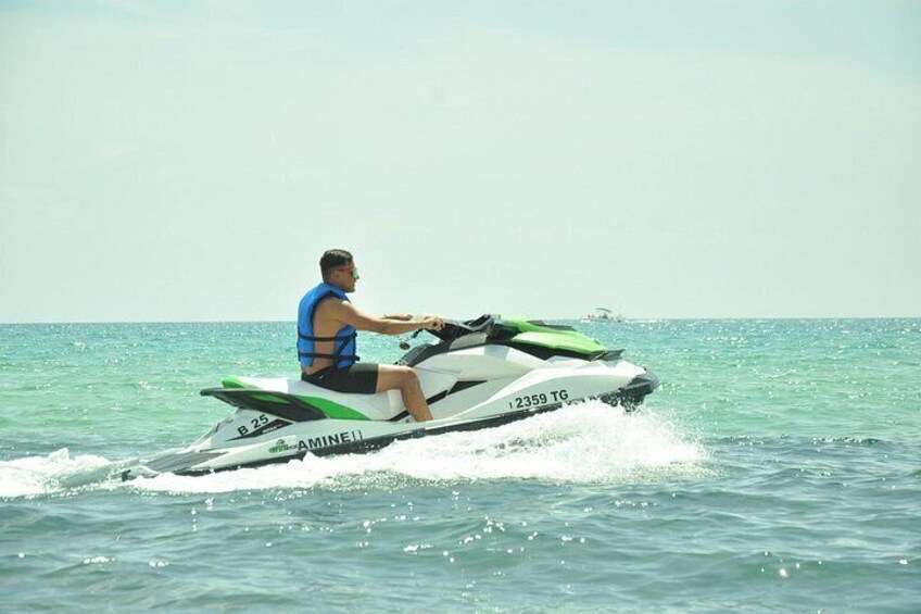 Una persona montando en un jet ski sobre el agua. 2
