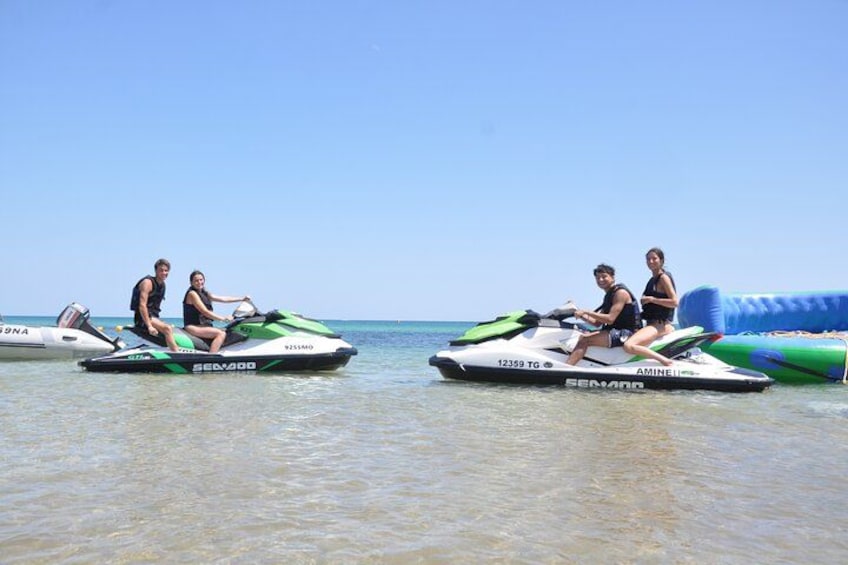 Dos personas en motos acuáticas en un mar tranquilo. 3
