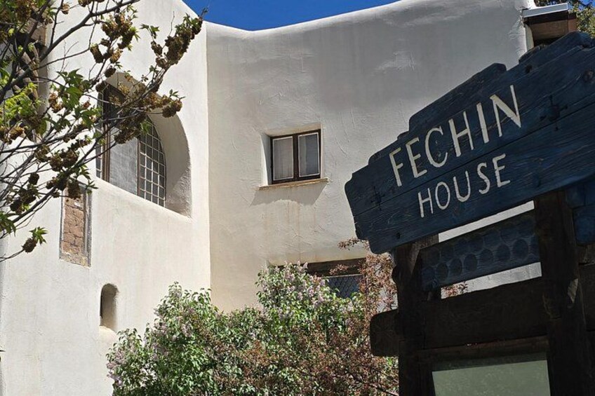 Un edificio con un letrero que dice 'FECHIN HOUSE' y un ventanal pequeño. 3