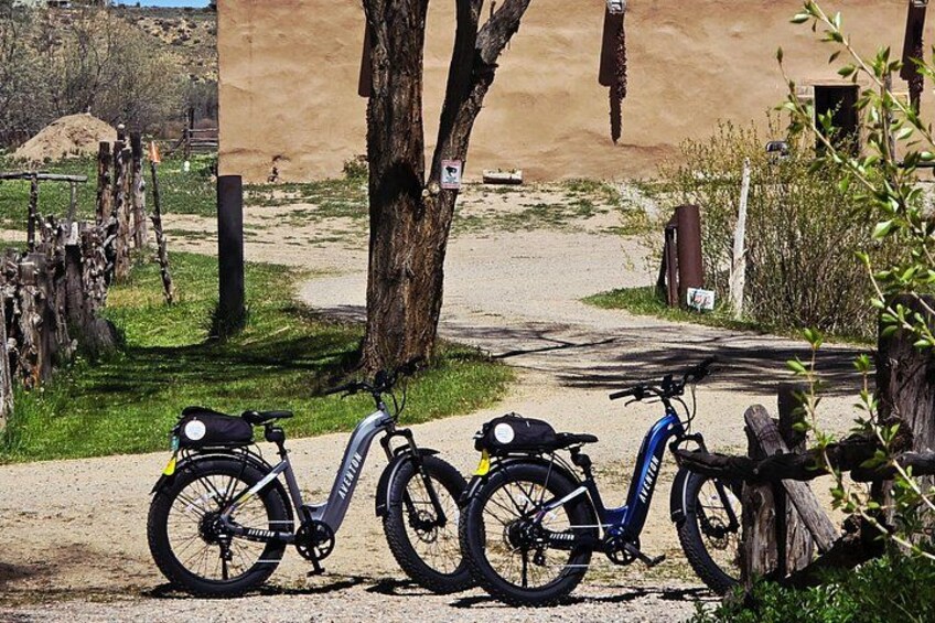 Un sendero de tierra, dos bicicletas y una valla de madera. 5