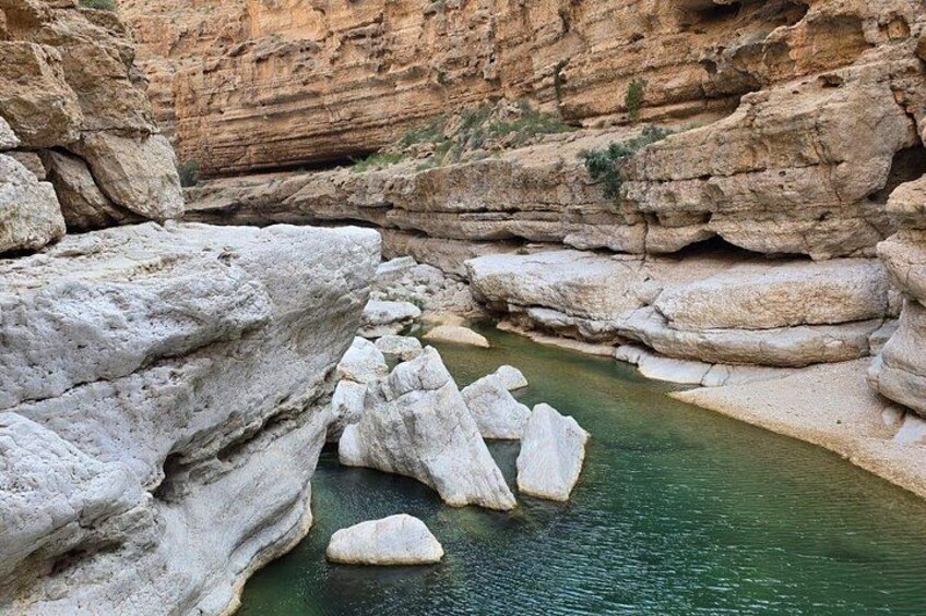 Ein felsiger Canyon mit einem schmalen Bach. 4