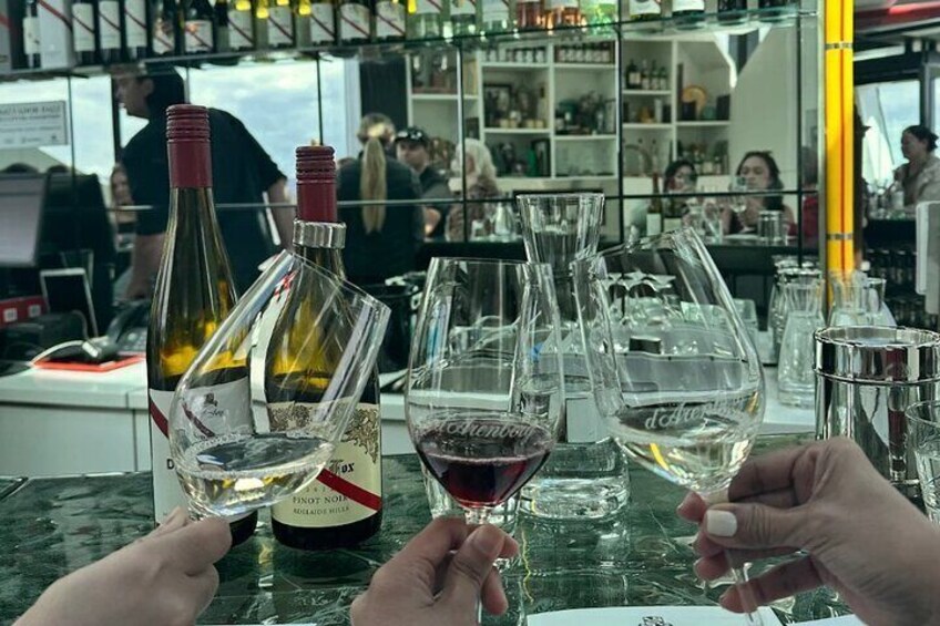 En bar med vinflasker og glas på disken. 3