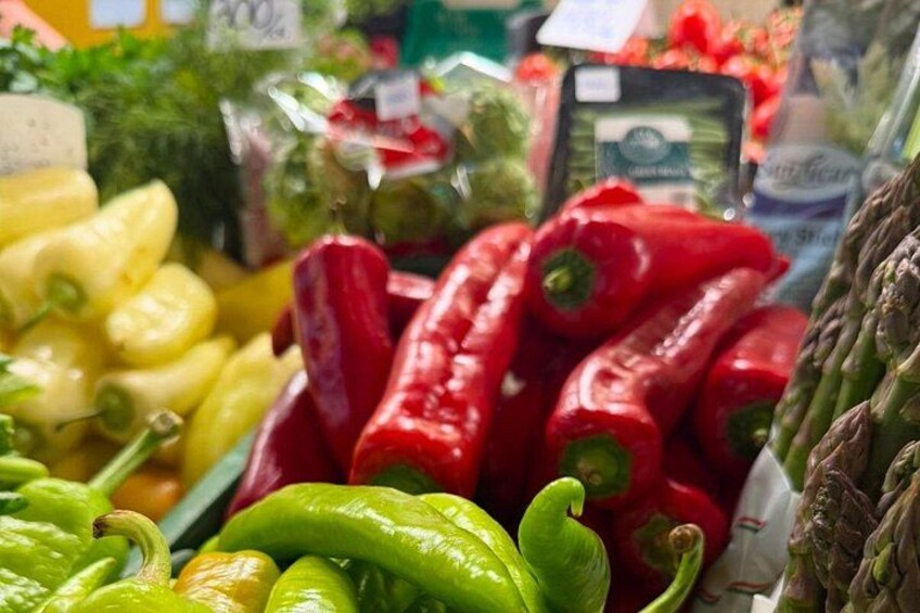 Variedad de verduras frescas, incluyendo pimientos rojos y verdes, calabacín y espárragos. 4