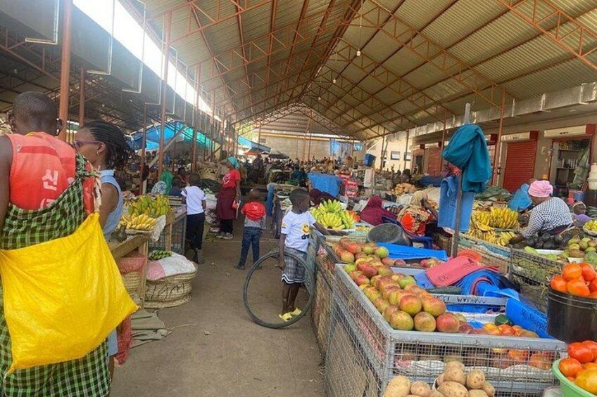 Un mercado animado con diversas frutas y verduras a la vista. 3