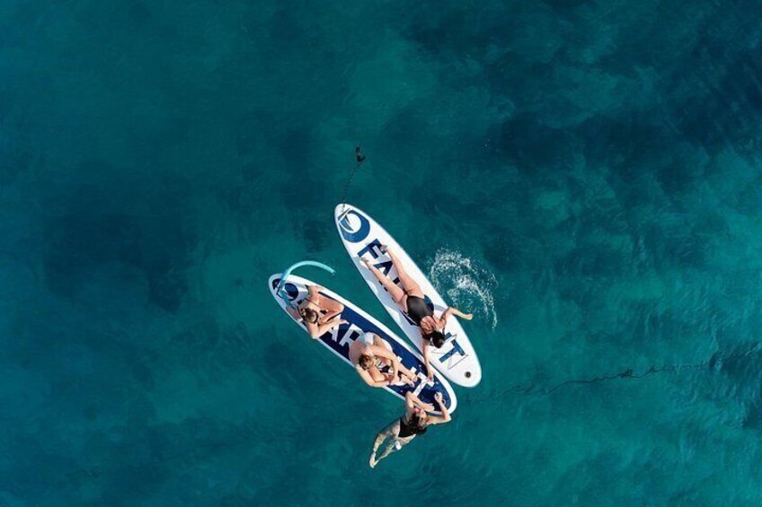 Deux bateaux sur une eau turquoise. 2