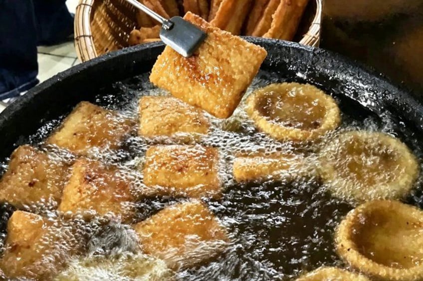 Eine Bratpfanne, in der Lebensmittel frittiert werden. 1