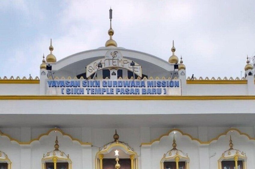 Discover the peaceful atmosphere and vibrant traditions of Jakarta’s Sikh Temple on a unique cultural tour experience 2