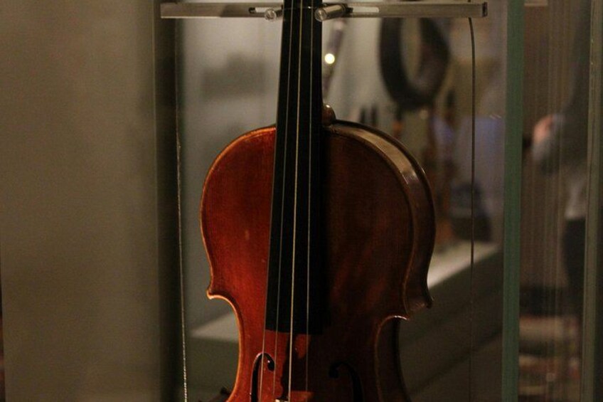 Un violín exhibido en una vitrina. 5