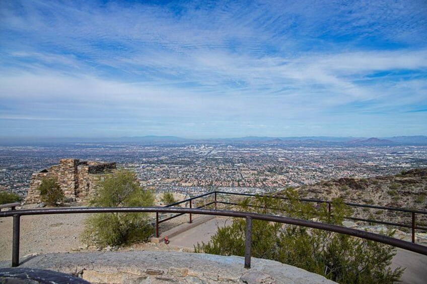 Una vista panorámica de la ciudad desde un punto alto, con cielo despejado. 4