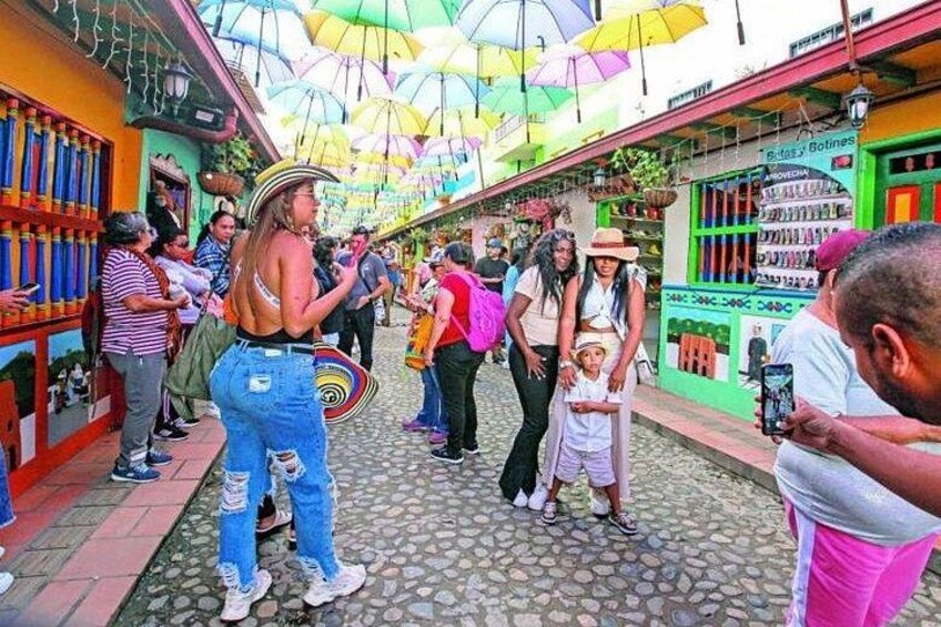 Tour to Guatapé From Medellin by Private Transportation 3