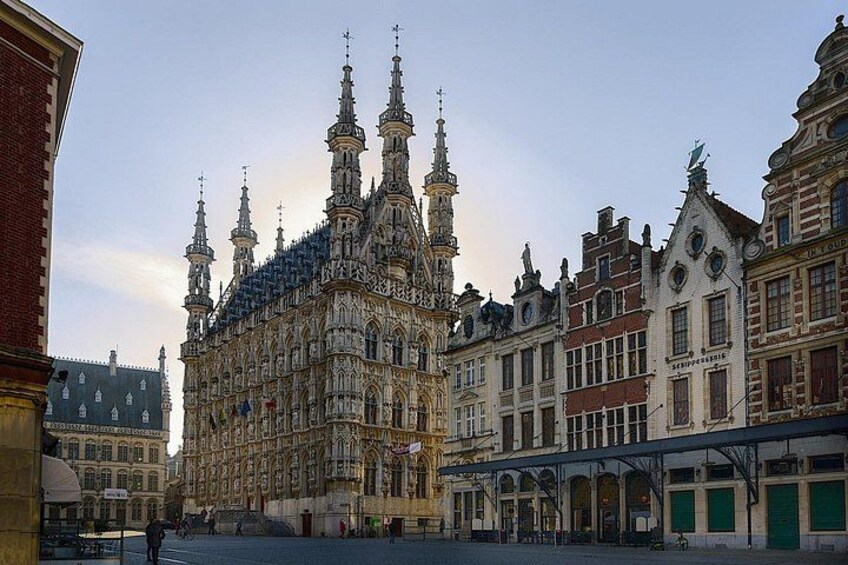 En historisk bygning med detaljeret arkitektur, et overdækket marked og traditionelle europæiske bygninger. 1
