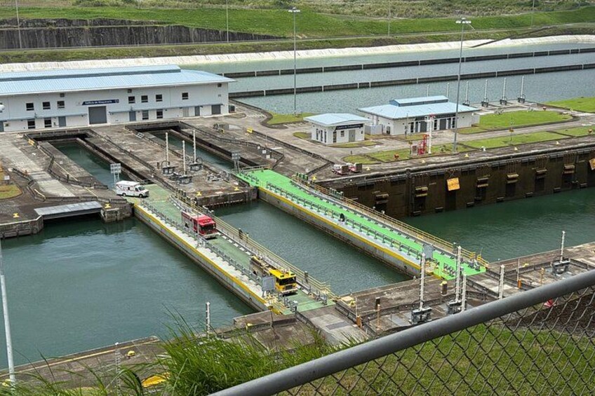 Un sistema de esclusas con canales, un puente y edificios industriales. 3