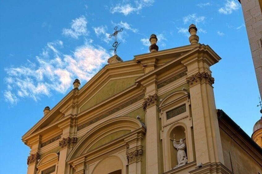 Ein Gebäude mit klassischer Architektur, darunter ein Giebel, Säulen und Statuen. 1