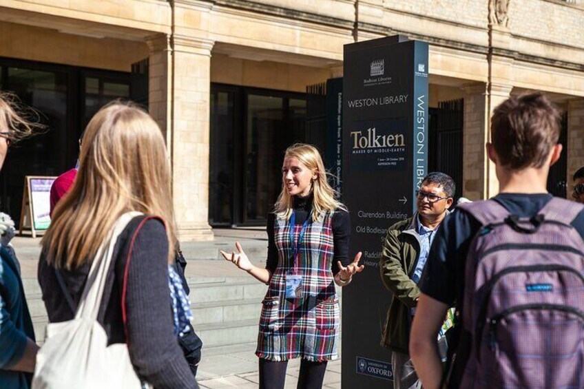 Un grupo de personas frente a un edificio con un letrero que dice 'Weston Library' y 'Tolkien'. 5