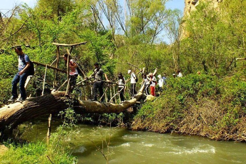 Personas cruzando un río por un puente improvisado. 3
