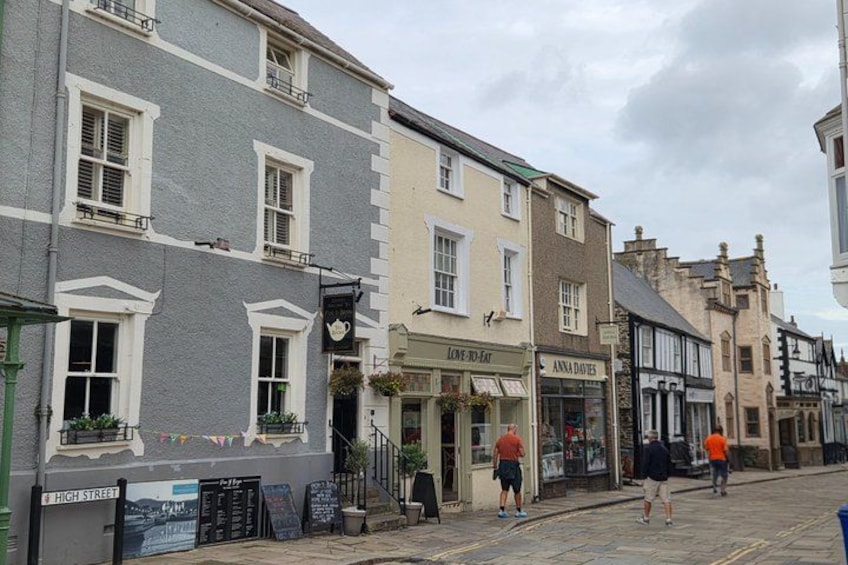 A street with buildings, including a shop named 'Anna Davies' and another with a sign 'High Street.' 3