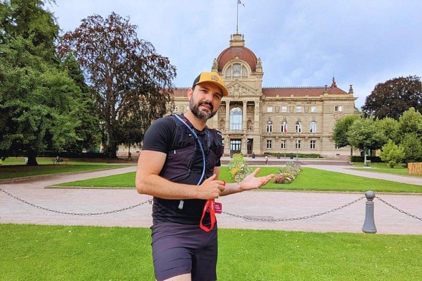 Place DE la République, the nerve centre of the Imperial Quarter, plunges you into a grand past. You will discover the National Theatre, the Library and the Rhine Palace. 1