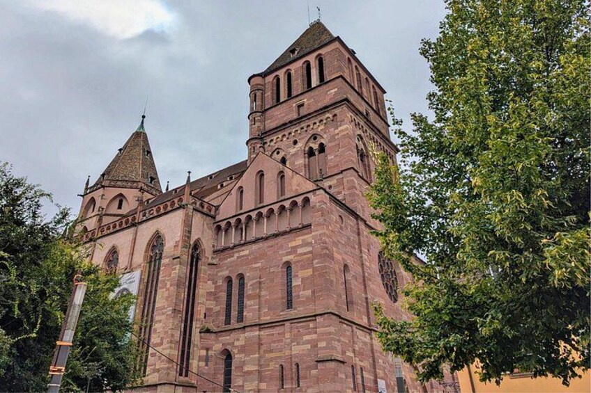 Considered the Protestant cathedral DE the city, St. Thomas is the witness DE the Reformation, and its sandstone walls still seem DE echo another faith. 5