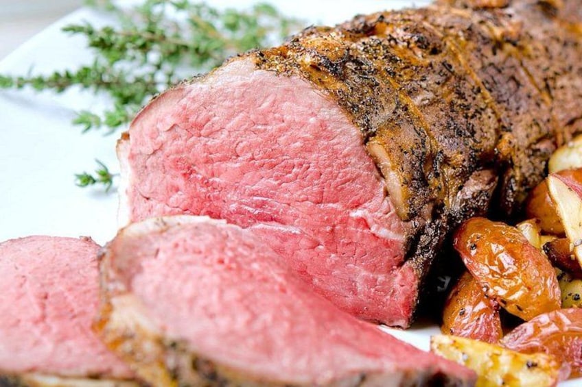 Roast beef con corteza, carne en rodajas y papas asadas. 2