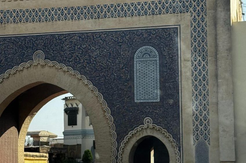 Un arco grande con detalles de azulejos intrincados y una ventana arqueada más pequeña. 3