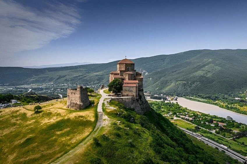 Un castillo en una colina con vistas a un río y un valle. 5