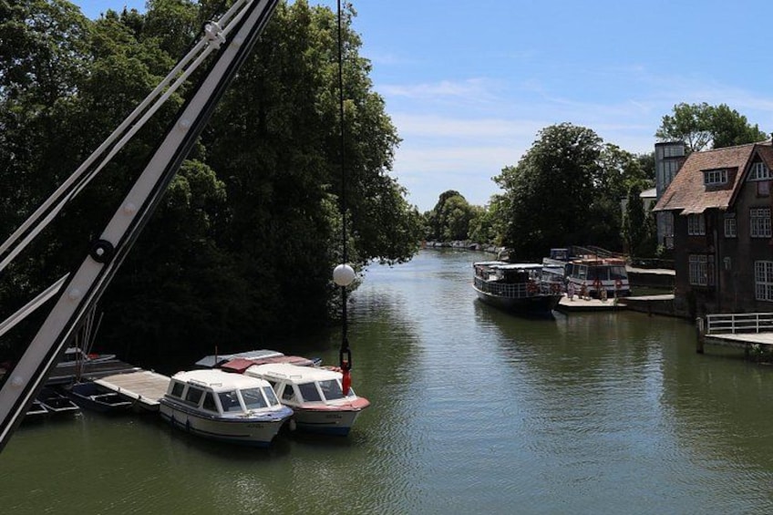 Un canal bordé de bâtiments, avec des bateaux amarrés et une grue. 3