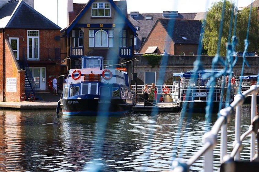 Un bateau était amarré à un quai, avec un bâtiment visible en arrière-plan. 2