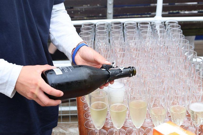 Une personne qui verse du champagne dans des verres. 1