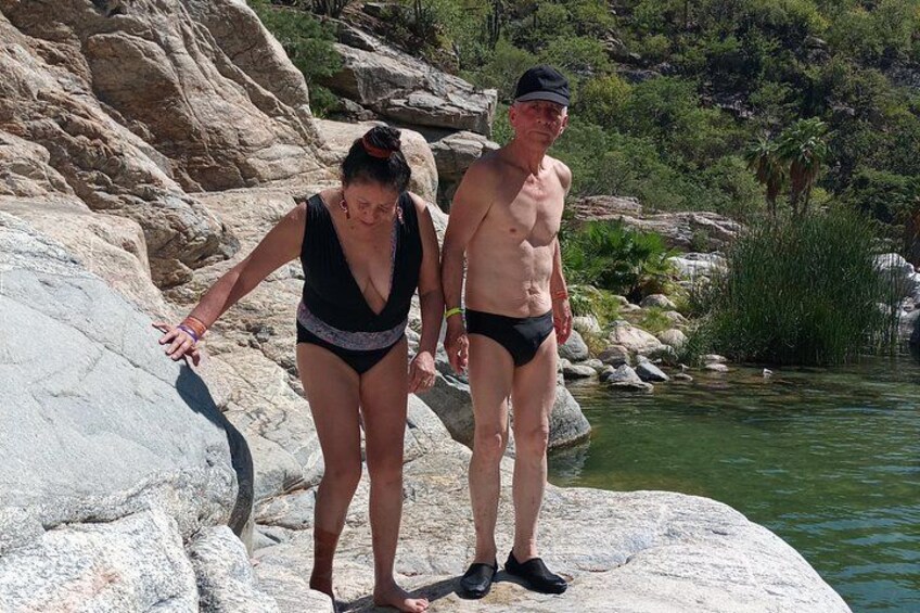 Deux personnes se tiennent debout sur un rocher, au bord d’une rivière. 3