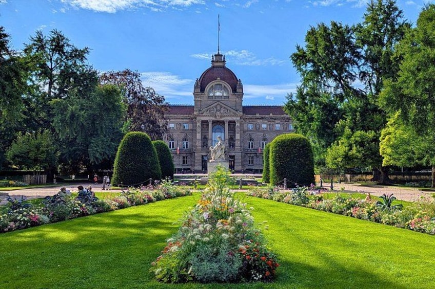 In the heart DE the former Kaiser Platz stands the Rhine Palace. Majestic palace DE the Emperor, it was inaugurated by William II. Ironically, the young emperor found it too massive for his taste... 1