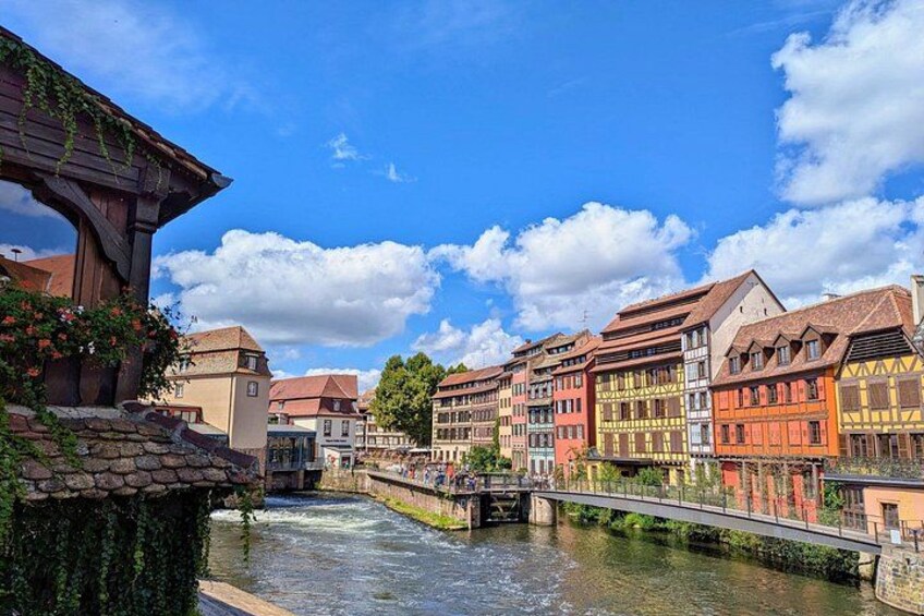 DE the Pont Saint-Martin, the gaze dives into the Petite France, a picture of postcards where half-timbered houses were put in the water. 4