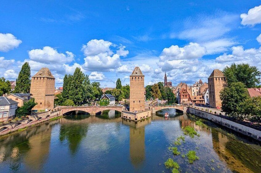 A fantastic panorama reveals itself over the ancient fortification. From the Vauban Dam, the gaze dives into three of the four "surviving" towers and rises to the majestic cathedral. 3