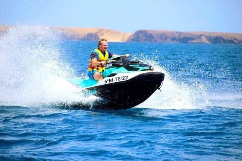 Iemand maakt een ritje op een jetski op het water. 4