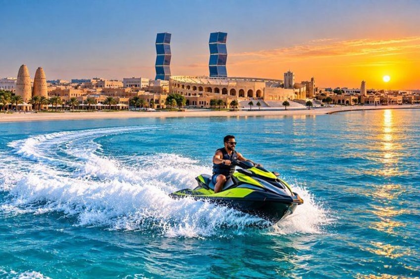 Iemand scheert over turquoise water op een jetski, met een stadsgezicht op de achtergrond. 1