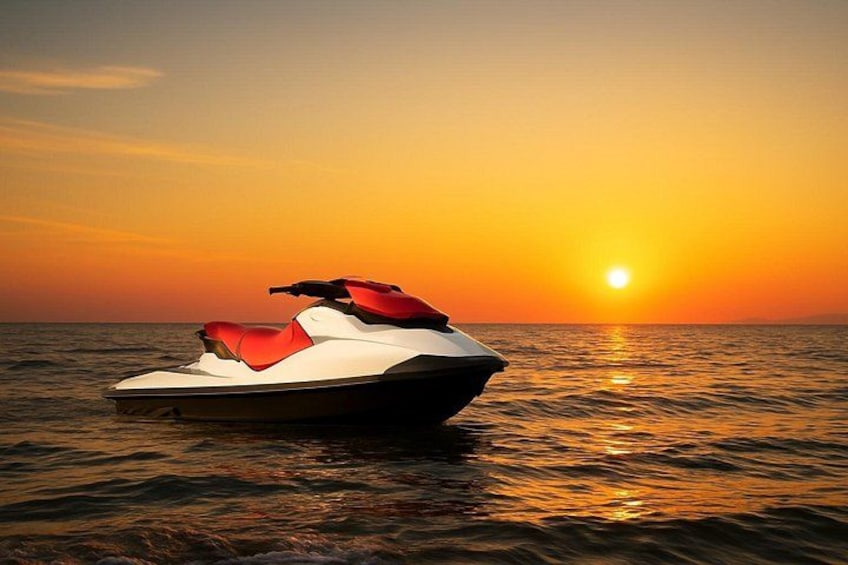 Een jetski op kalm water tijdens de zonsondergang. 3