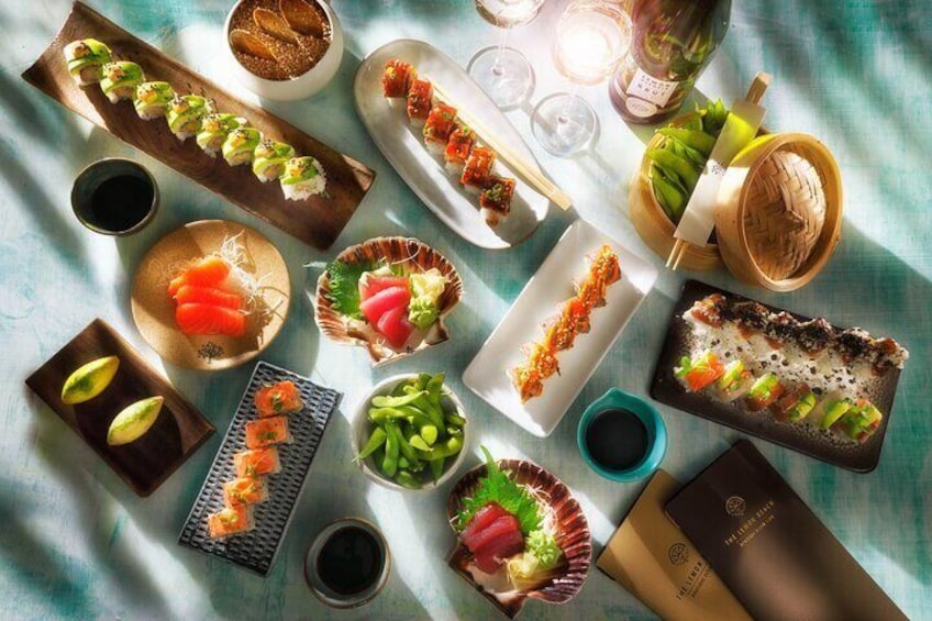 Una variedad de platillos de sushi y bebidas sobre una mesa. 5