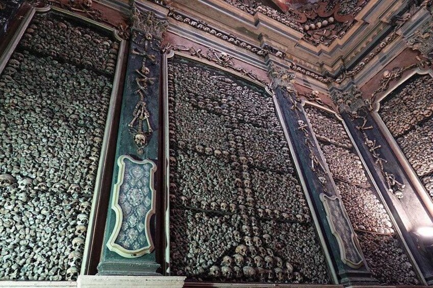 Un soffitto con elaborate sculture e un motivo decorativo. 4