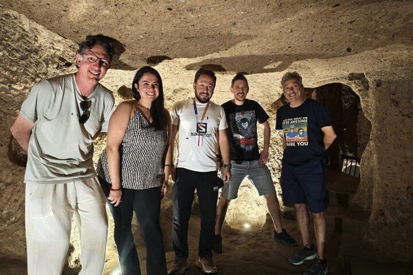 Eine Gruppe von Menschen steht in einer Höhle mit felsigen Wänden. 2