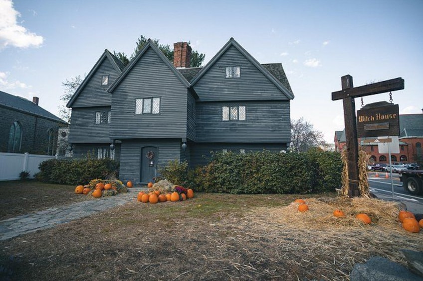 Una casa azul oscuro con un cartel que dice 'Witch House'. 2