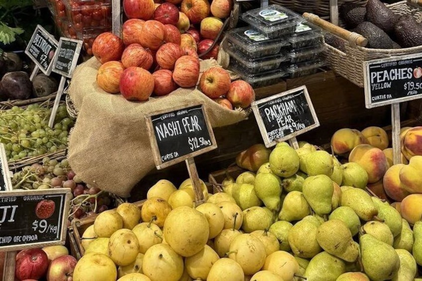Een markt met fruit, zoals appels, perziken en peren. 5
