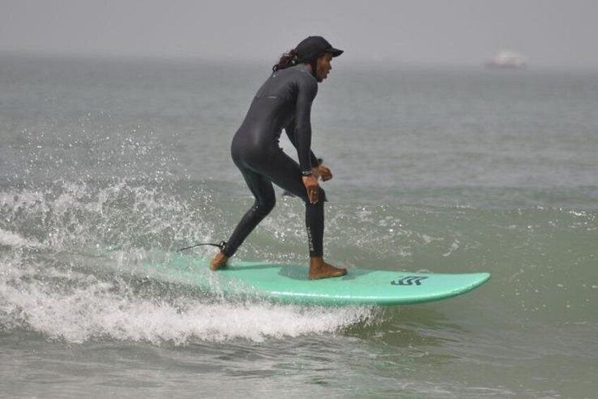 Iemand surft op een golf in de oceaan. 2
