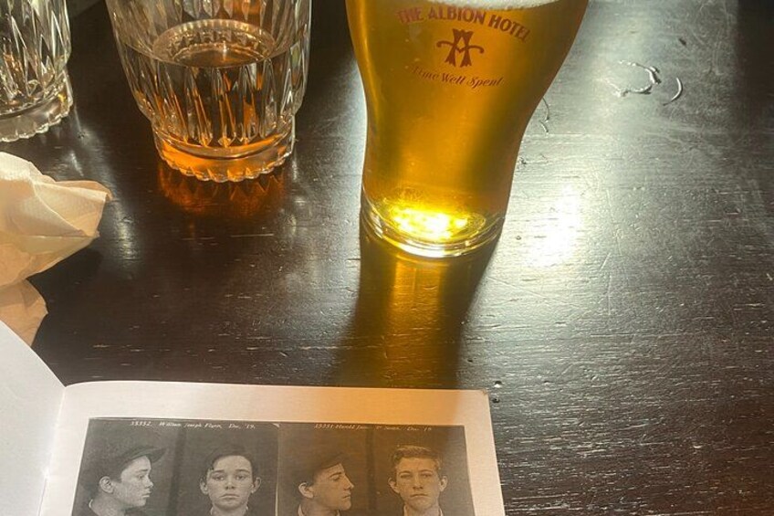 Una cerveza, un libro y una mesa. 5