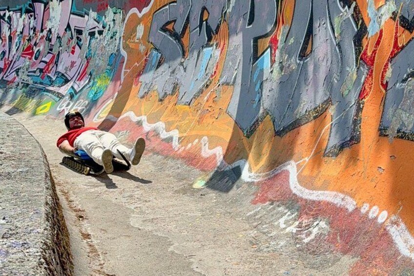 Una persona deslizándose por una rampa cubierta de grafitis. 1