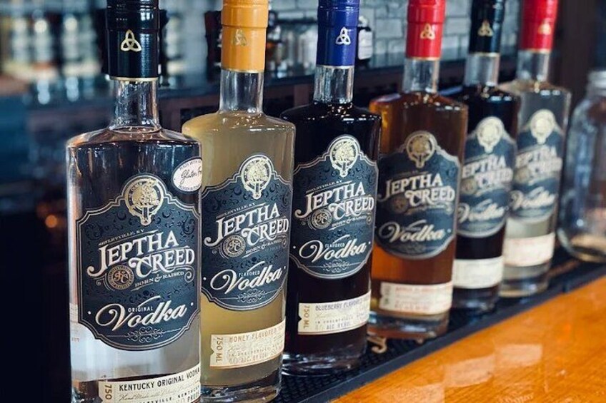 Varias botellas de vodka Jephtha Creed sobre la barra. 2