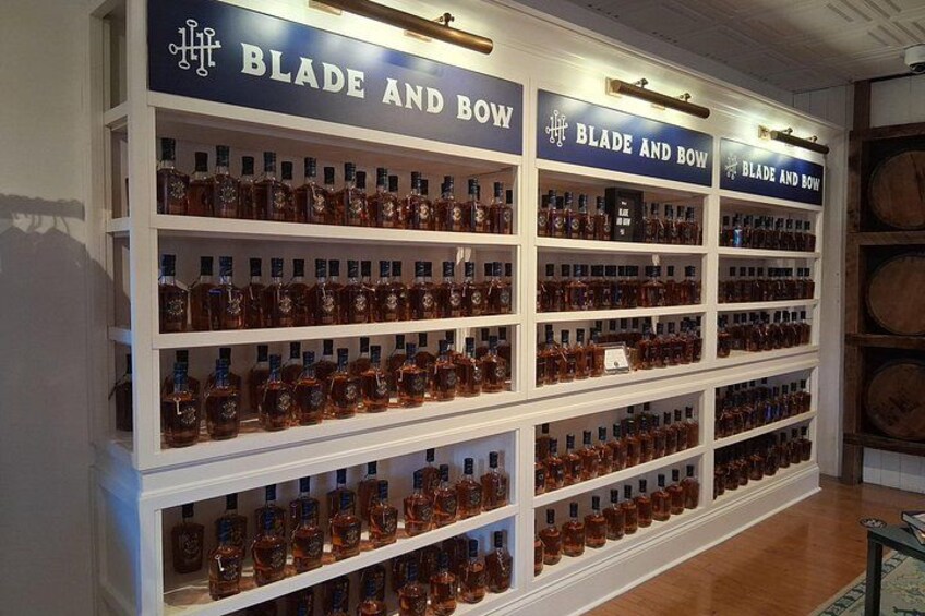 Una exhibición de botellas con la etiqueta 'BLADE AND BOW' en una tienda. 3