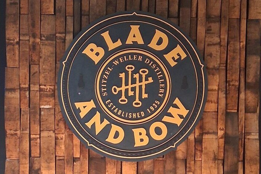 Pared de madera con un letrero circular que dice 'BLADE AND BOW' y 'Fundada en 1935'. 5