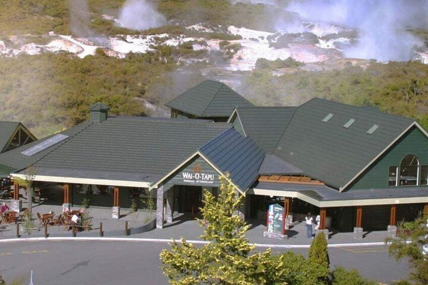 Un edificio con tetto verde e il cartello 'Wai-O-Tapu'. 2