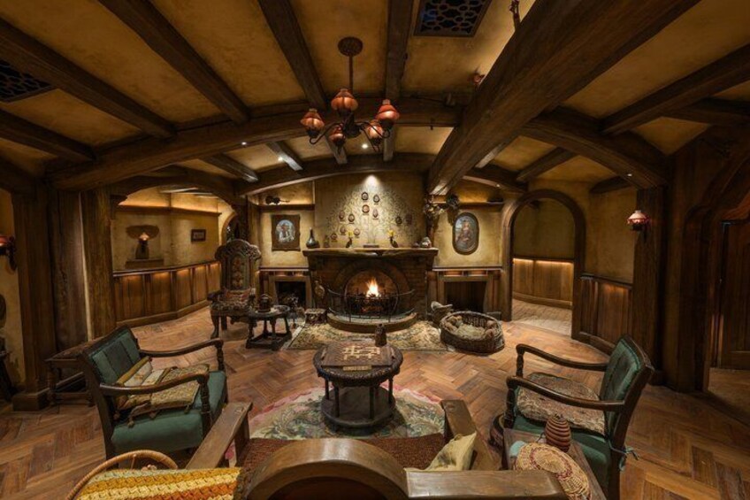 Un intérieur rustique avec une cheminée en pierre, des poutres en bois et des meubles traditionnels. 5