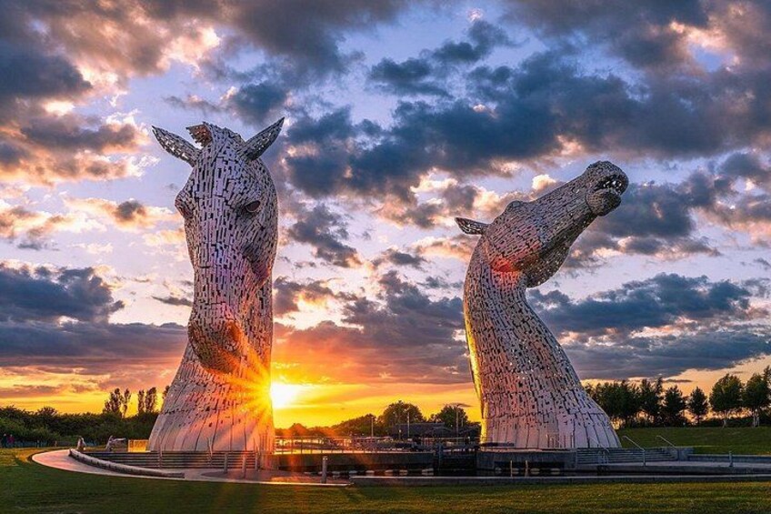 Las Kelpies, dos grandes turbinas hidráulicas, con el sol poniéndose detrás. 1