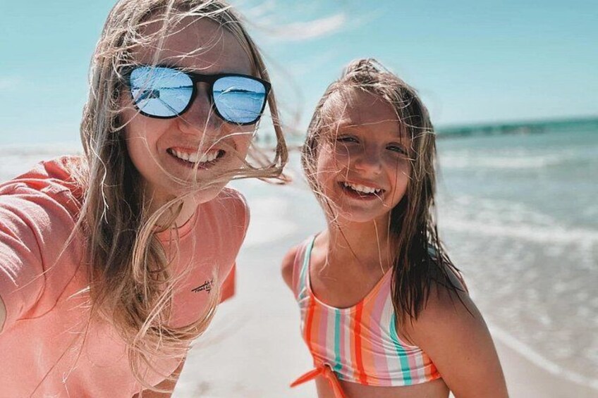Twee personen op een strand, met de oceaan op de achtergrond. 4